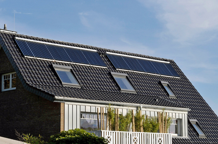 Röhrenkollektoren können die bessere Wahl für alle sein, die die Sonnenenergie mit der technisch bestmöglichen Effizienz nutzen wollen. - © Bild: Vaillant
