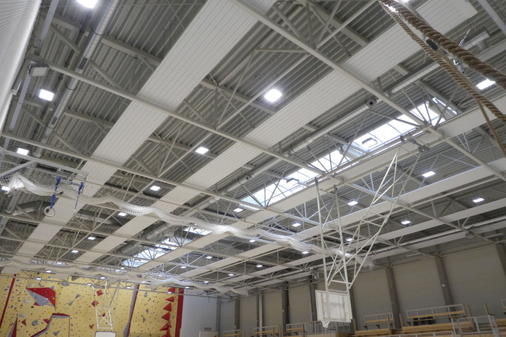 Flexibilität bei der Installation: Deckenstrahlplatten lassen sich in nahezu jede Dachkonstruktion einfügen, auch in Sporthallen. - © RMBH GmbH
