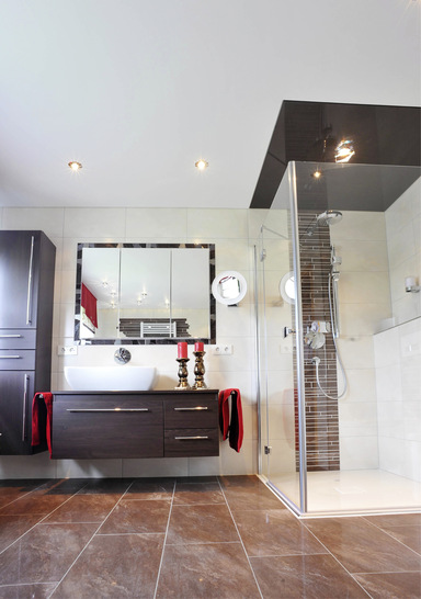 Das System einer gespannten Decke wurde in der heutigen Form in den 1960er-Jahren entwickelt und seitdem ständig weiter verbessert – auch im Bad. - © Bild: Spanndecken Bamberger
  Das System einer gespannten Decke wurde in der heutigen Form in den 1960er-Jahren entwickelt und seitdem ständig weiter verbessert – auch im Bad.