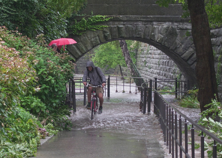 Überflutung eines Fuß- und Radwegs nach Starkregen am 19. August 2022 in der Innenstadt von Überlingen/Bodensee. Rückstau und Überflutung sind unterschiedliche Phänomene, auch wenn beides typischerweise bei Starkregen auftritt. - © Bild: König