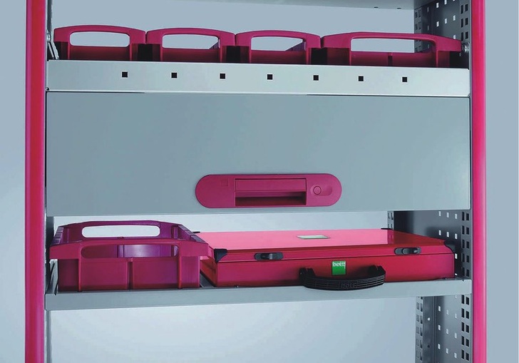Metallkoffer und Regalboxen aus Kunststoff passen auf das 420 mm tiefe Vario-Regal - © Foto: Bott
