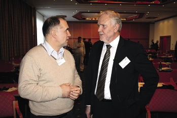 Franz-Josef Heinrichs (ZVSHK, rechts) sowie Karsten Selleng (Stadtentwässerung

Braunschweig) moderierten die jährlich stattfindende

Entwässerungstagung am 17. und 18. Januar 2011 in Fulda.