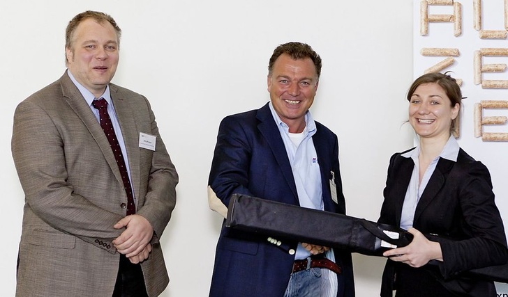 Jörg Knapp (FVSHK, l.) und Anna Katharina ­Sievers (DEPV) zeichneten mit Gernot Walter (MergenthalerZerweck) den tausendsten Fachbetrieb für Pellets und Biomasse aus. - © Solar Promotion GmbH
