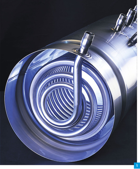 Unterschiedliche Speicher­konstruktionen für unter­schiedliche Anwendungen: Blick in einen innenbeheizten Speicher-Wassererwärmer aus Edelstahl.