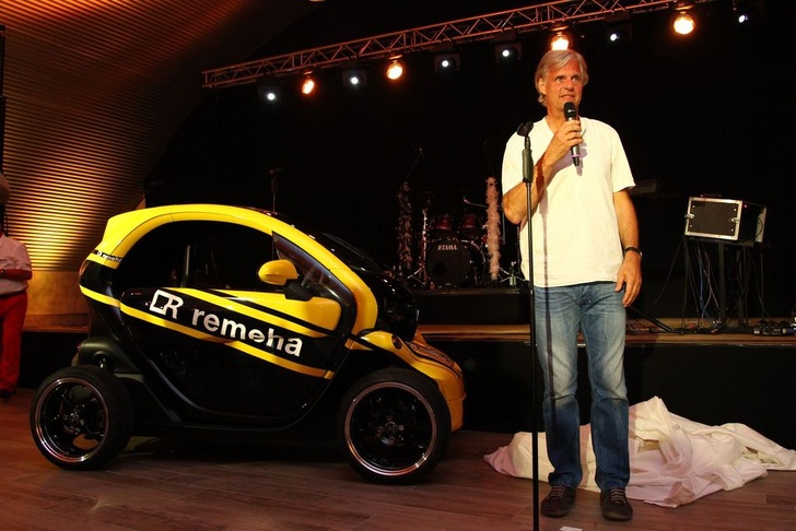 Geschäftsführer Rolf Waltermann präsentierte den neuen Renault Twizy im Remeha-Design. - © De Dietrich Remeha GmbH, Emsdetten
