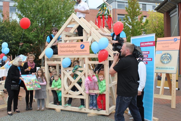 Die HWK Ostmecklenburg-Vorpommern übergab ein kleines Fachwerkhaus, das Lehrlinge unter Anleitung der Ausbilder vor Ort gebaut hatten, an einen Kindergarten. - © HWK Ostmecklenburg - Vorpommern
