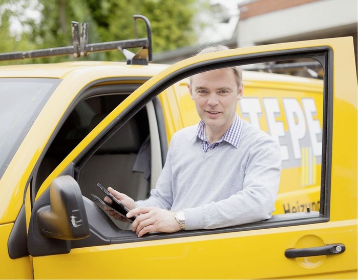 Mit der mobilen Service-App von PDS plant Geschäftsführer Georg Tepe Touren der Monteure effektiver und reduziert Leerlaufzeiten im Service.