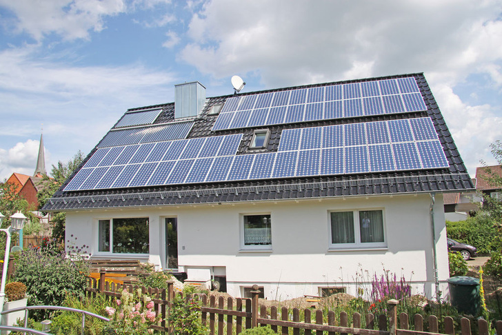 Musterbeispiel für energetische Modernisierung: Zweifamilienhaus in Hessisch Lichtenau. - © IWO
