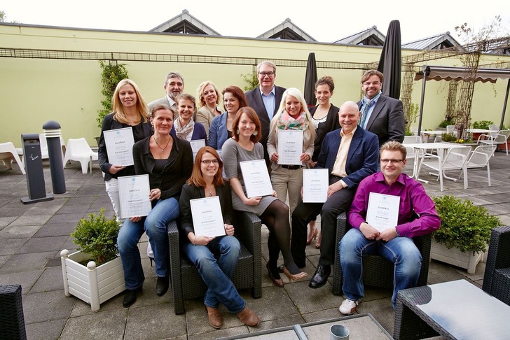 Kehren nach erfolgreicher schriftlicher und mündlicher Prüfung als “Zertifizierter Bad-Manager“ in ihre Unternehmen zurück: Sitzend: (v.l.) Iris Reinken, Bianca Lemke, Sinje Holling, Wolfgang Pagany, Matthias Ladisley; stehend: (v.l.) Gloria Librizzi, Yvonne Herling, Marie Striewe, Janina Wiegand; hintere Reihe: Dozent Ulrich Bergmann, VDS-Projektkoordinatorin Ingrid Heister, VDS-Geschäftsführer Jens J. Wischmann sowie die Dozenten Joanna Müller und Thorsten Moortz. - © Vereinigung Deutsche Sanitärwirtschaft (VDS)
