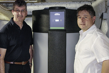 <p>
Gewinner Rudi Appel (l.) und Holger Steinbock, verantwortlicher Kermi-Mitarbeiter des technischen Vertriebs, bei der Installation der neuen X-change Fresh-Trinkwasserwärmepumpe.
</p>