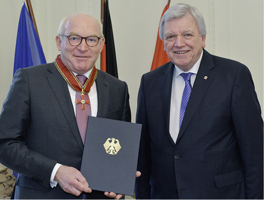 <p>
</p>

<p>
Volker Bouffier (r.) überreicht das Große Verdienstkreuz an Dr. Martin Viessmann.
</p> - © Hessische Staatskanzlei

