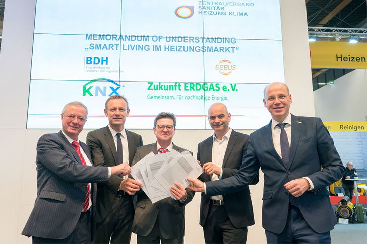 V.l.n.r.: Andreas Lücke, Hauptgeschäftsführer BDH, Heinz Lux, CEO KNX Association, Helmut Bramann, Hauptgeschäftsführer ZVSHK, Peter Kellendonk, Vorstandsvorsitzender EEBus und Dr. Timm Kehler, Vorstand Zukunft Erdgas - © ZVSHK
