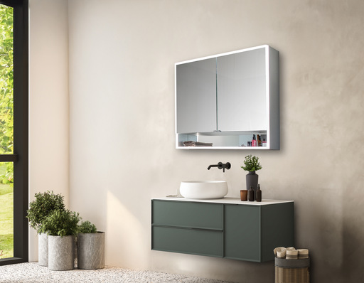 Modernes Badezimmer mit wandhängendem Waschtisch, rundem weißem Waschbecken, großem Spiegel und Pflanzen, das innovative Sanitärlösungen und Wasseraufbereitungstechniken in einem stilvollen Designkonzept veranschaulicht. Geeignet für SHK-Profis zur Inspiration bei nachhaltigen Einrichtungsprojekten. - © Sprinz