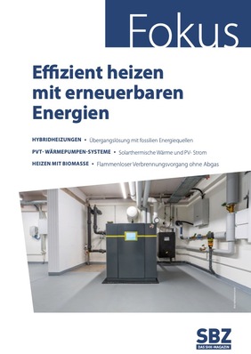 Ein modernes Heizsystem in einem sauberen, weißen Hauswirtschaftsraum, das in einer Zeitschrift über erneuerbare Energien vorgestellt wurde.