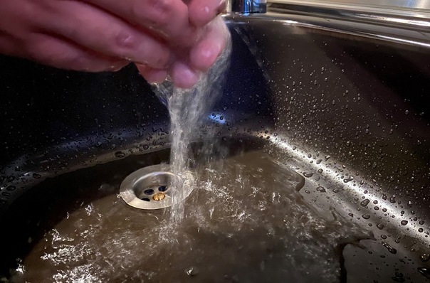 © Max Winter / OR
 Das Abwasser, das beim Händewaschen entsteht, aber auch das von der Waschmaschine oder Bade- und Duschabwasser nennt man Grauwasser.