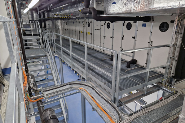 © Kiefer Klimatechnik Einblick in die Technikzentrale mit Lüftungsanlagentechnik von Kiefer Klimatechnik.