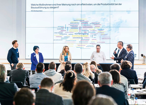 © Bild: Viega / Udo Geisler Hochinteressante Fachvorträge auf der einen Seite, ein reger Austausch auf der anderen zeichneten auch in diesem Jahr den BIM-Fachkongress im Seminarcenter „Viega World“ aus. Eine Kombination, die aktiv dazu beiträgt, das digitale Bauen über die 
gesamte Prozesskette hinweg dynamisch voranzubringen.