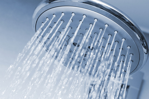 Alt-Text: „Moderner Duschkopf mit wassersparender Technologie in Aktion, ideal für nachhaltige Sanitärlösungen in Badezimmern der Wohnungswirtschaft. - © Pictures4you - stock.adobe.com