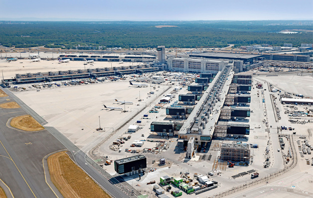 © Bild: Fraport AG Das neue Terminal 3 am Flughafen Frankfurt nimmt Gestalt an.
