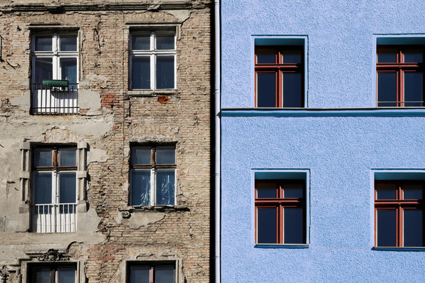 Alt-Text: „Vergleich traditioneller und moderner Gebäudetechnik: Backsteingebäude mit veraltetem Energiesystem neben energieeffizientem Neubau mit integrierter Digitalisierung und Smart Building-Technologien. - © Friedberg - stock.adobe.com