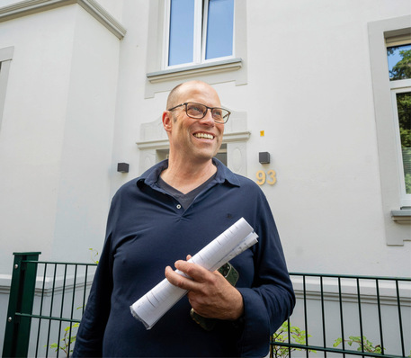 © Bild: Ait Group / Bernd Lauter Photography Ulrich Konen, Geschäftsführer der Lumitronic GmbH, setzt auf nachhaltige Energielösungen: Gemeinsam mit dem Hersteller Alpha Innotec-Deutschland GmbH stattete Lumitronic ein Mehrfamilienhaus in Meerbusch mit 14 individuellen, erdgekoppelten Wärmepumpensystemen aus.