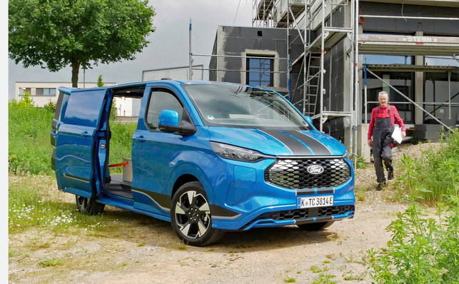 © Bild: Thomas Dietrich Mehr als ein einfacher Kasten: Den Ford Custom gibt es in zwei Längen, einer Dachhöhe sowie mit verschiedenen Antriebstechnologien und Ausstattungslinien – hier in der Variante Sport.
