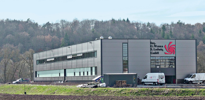 © Bild: König Die Produktionshalle ist eines der drei Gebäude der Ing. G. Werr & S. Ludwig GmbH im Gewerbegebiet Niederwiesen der Stadt Bräunlingen.