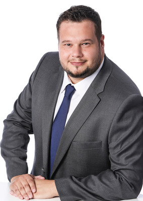 „Ein Fachkraft in der Gebäudetechnik präsentiert innovative Lösungen zur energieeffizienten Wasseraufbereitung auf einer Fachmesse, während er auf einem Tisch Pläne und technische Zeichnungen ausbreitet. - © Bild: HS Esslingen / Akkawi