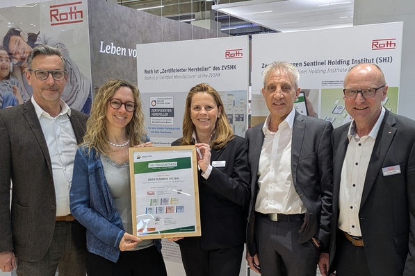 © Roth Werke Für Bauprojekte mit höchsten Ansprüchen an die Nachhaltigkeit: Geschäftsführer Ralf Kärger und Vertriebsleiterin Daniela Schweizer von der Sentinel Haus Holding (von links) übergeben den SHI-Produktpass an die Roth Werke mit Geschäftsführerin Christin Roth-Jäger, den Leiter Produkttechnik Michael Georg und dem Verkaufsleiter Energiesysteme, Rüdiger Heinz.