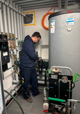 © Bild: UWS Im Keller des Einfamilienhauses soll die neue Wärmepumpenanlage fachgerecht befüllt und normgerechte Wasserqualität gewährleistet werden.