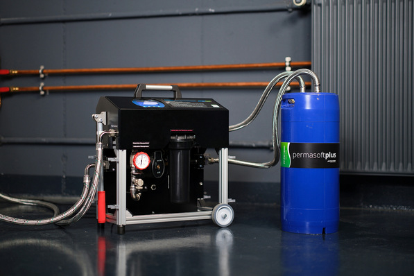 © perma-trade Wassertechnik Mit permaLine und permasoftplus können Anlagen zunächst mit Trinkwasser befüllt und gespült werden sowie nach erfolgreicher Dichtheitsprüfung im Teilstrom-verfahren so aufbereitet werden, dass in einem Arbeitsgang Salze, Härtebildner und Sauerstoff weitgehend entfernt werden.