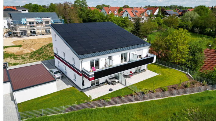 © Bild: Rössler Wohnbau Bei dem Mehrfamilienhaus von Rössler Wohnbau in Ehingen erzeugen Photovoltaikanlagen mit 49,15 kW Gesamtleistung auf dem Dach und an der Balkonbrüstung Energie für die Wärme- und Stromversorgung.