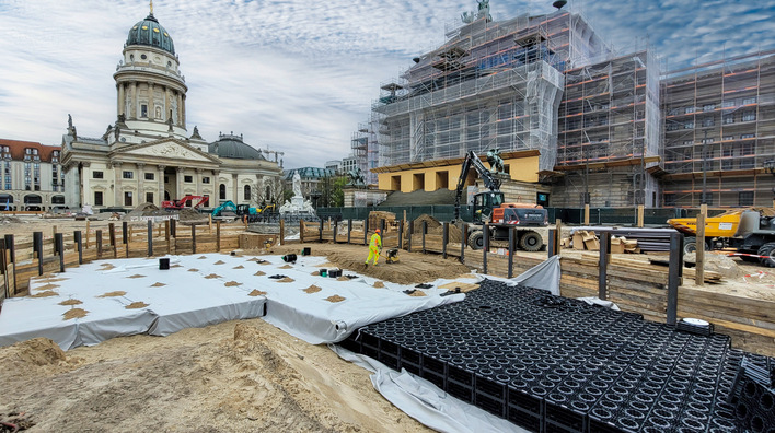 © Bild: Aco Am Berliner Gendarmenmarkt wird das Konzept der Regenwasserversickerung im Rahmen eines klimaresilienten Stadtumbaus umgesetzt.