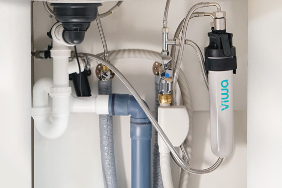 © perma-trade Wassertechnik viwa wird einfach unter der Küchenzeile angeschlossen und verwandelt die Küchenarmatur in eine Zapfstelle für hochwertiges Trinkwasser. Für erhöhten Bedienkomfort verfügt der Filter über eine spezielle Connector-Technologie, die den regelmäßigen Tausch der Filterkartusche erheblich erleichtert.