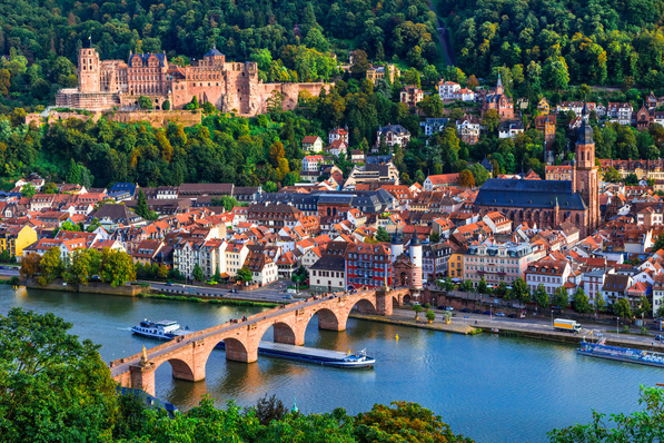 Luftaufnahme von Heidelberg, Deutschland, mit der Alten Brücke, dem Neckar und dem Heidelberger Schloss auf einem Hügel. - © Freesurf - stock.adobe.com