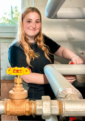 © Bild: Drogatz-Krämer / SBZ „Mir macht mein Beruf Spaß, denn er ist cool und vor allem abwechslungsreich. Das ist das Wichtigste.“ 
Jana Sonntag, Anlagenmechanikerin SHK im zweiten Lehrjahr bei der Gabriel GmbH Heizung Sonne Bad