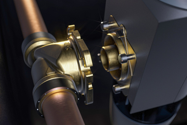 Nahaufnahme von industriellen Metallrohren und einem Ventil mit einem nahe gelegenen mechanischen Bauteil, das detaillierte Armaturen zeigt. - © Syr / Hans Sasserath