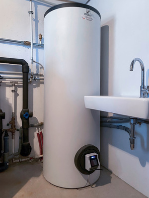 © Bild: my-PV Das stufenlos geregelte Warmwasserbereitungsgerät AC Elwa 2 nutzt die überschüssige Energie aus Photovoltaikanlagen und wird im Warmwasserspeicher verbaut.