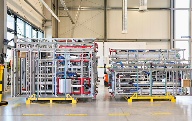 © Bild: Tece SE Die vorgefertigten Installationswände stehen (im Werk) für den nächsten Lieferabruf bereit. In der Regel wird just in time nur die Menge angeliefert, die auf der Baustelle zeitnah installiert werden kann.