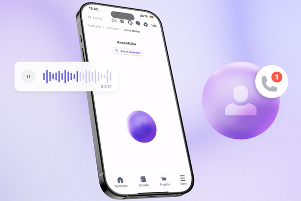 Auf einem Smartphone wird eine Sprachnachricht angezeigt; daneben erscheinen eine Anrufbenachrichtigung und lila 3D-Symbole. - © Autarc