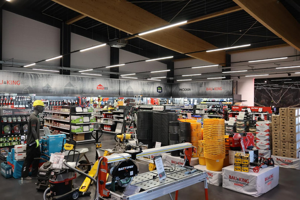 Eine Eisenwarenhandlung mit Regalen mit Werkzeugen, Baubedarf und Ausrüstungsgegenständen. - © Bauking